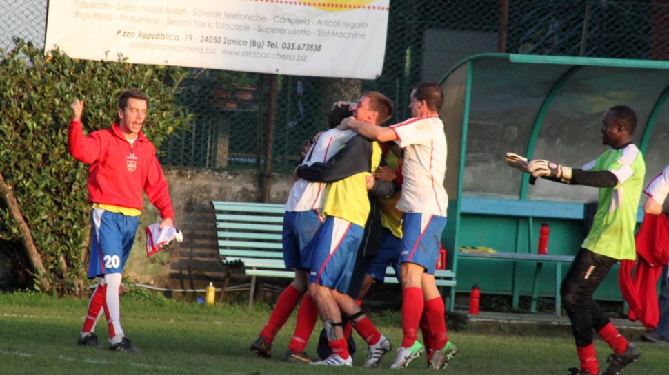 Terza: il punto e i top 11. Fadigati-gol salva lo United dalla prima sconfitta