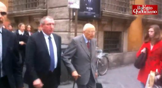 Trattiamo con amore il presidente Napolitano perché da morto potrebbe farci trovare una valigia piena di franchi svizzeri