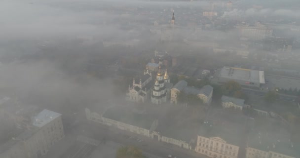 A spasso per Kharkiv. Tra nebbia, vecchi edifici sovietici e moderni grattacieli