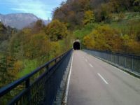 Contro i ciclisti sulla strada statale in Val Brembana. C’è una bellissima ciclabile. Perché non ci vanno?