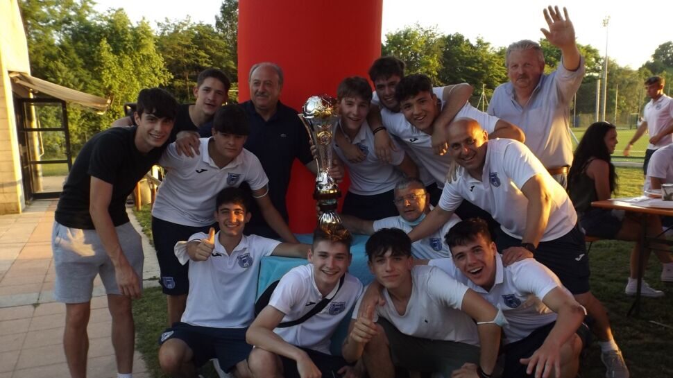 “I LOVE ALBANO CALCIO“, il motto del presidente Diego Avanzato nell‘apericena di ritrovo.  Festeggiata la Juniores vincitrice del Torneo Bonacina