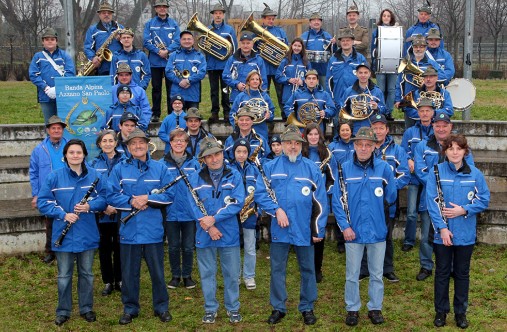 Gli Alpini? Se non ci fossero, bisognerebbe inventarli. Pronti pure a scendere in campo, dico su un rettangolo di gioco, per fare del bene