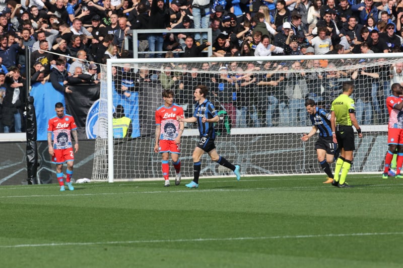 L’Atalanta compromette tutto nel primo tempo, il Napoli vuole lo scudetto: 3-1