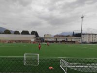 In campo cercando lo sguardo del proprio padre dopo una bella azione