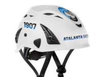 KASK scende in campo con l’Atalanta. L’iconico casco per la sicurezza sul lavoro Plasma AQ  ora personalizzato Dea