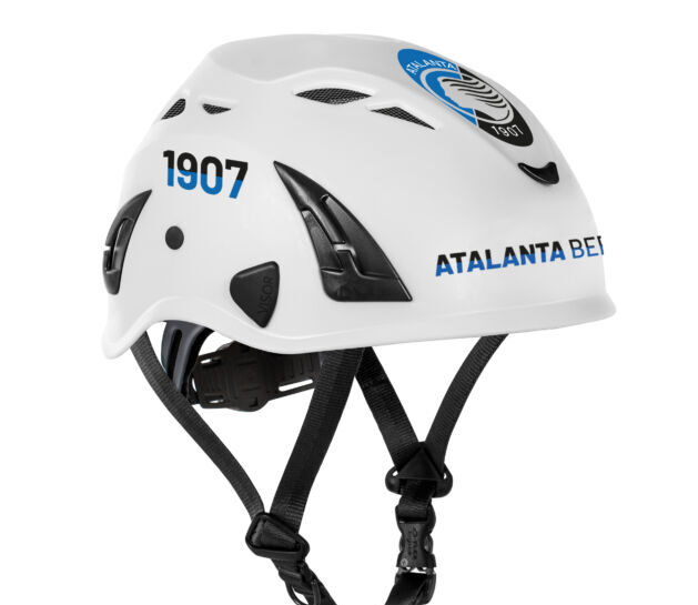 KASK scende in campo con l’Atalanta. L’iconico casco per la sicurezza sul lavoro Plasma AQ  ora personalizzato Dea