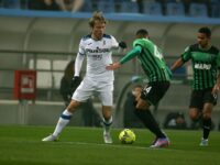 L’arbitro e il Var fanno la partita a Reggio Emilia. Atalanta sconfitta