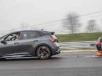 GUINNESS WORLD RECORD 59,05 KM/H. Valerio Boni firma il record di velocità con gli sci su asfalto al traino di un’auto