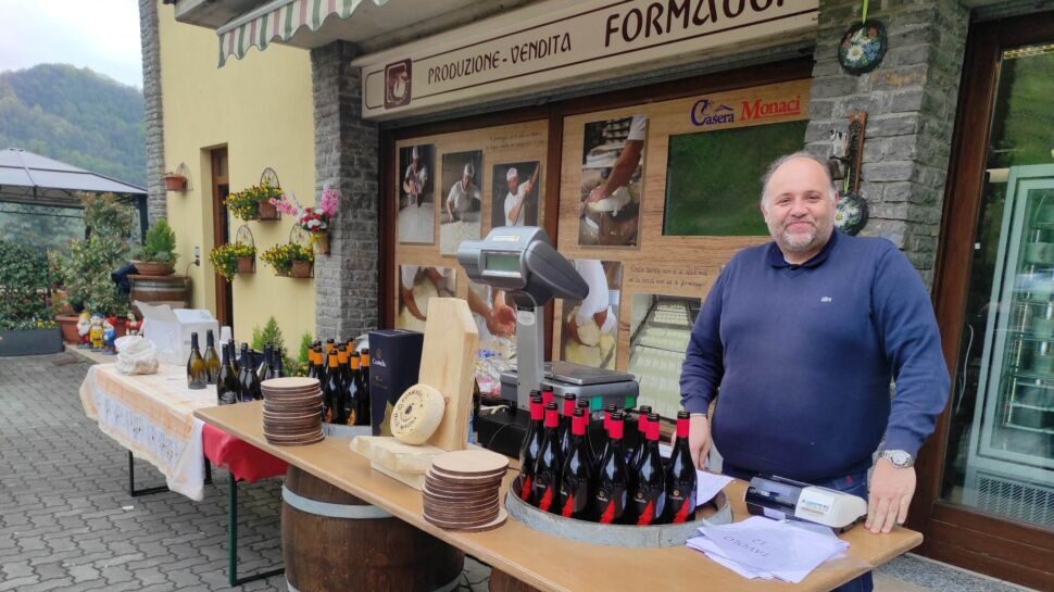 Casera Monaci, si mangia da dio, accanto a Robi e Luca, due super dirigenti del calcio bergamasco