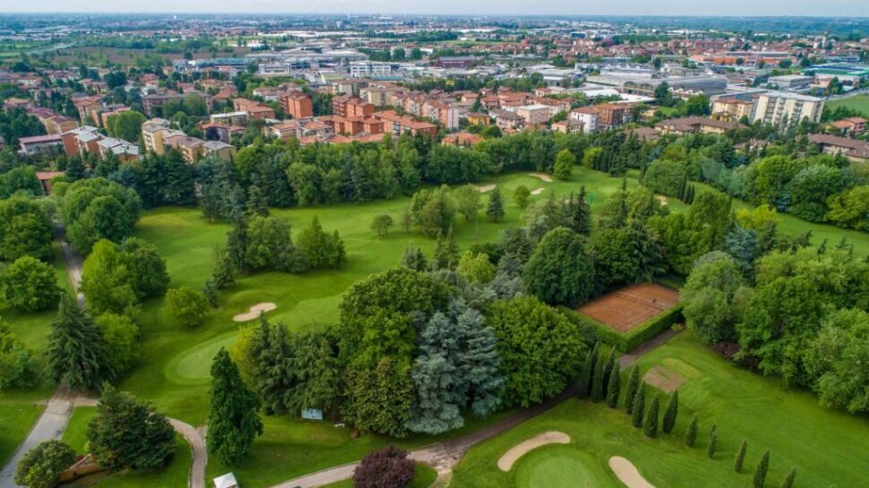 Il Crazy Padel Bergamo sbarca sui colli. Oltre ai campi di Treviolo, ora quelli del Bergamo Golf