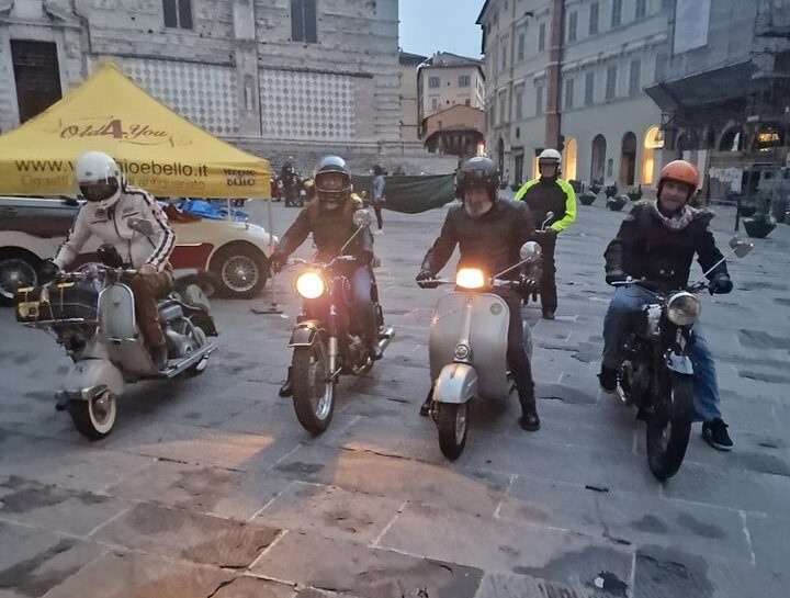 Brescia-Napoli in moto d’epoca: il ds Mesti cucina quattro bistecche fiorentine a bordo strada e il suo equipaggio torna a volare