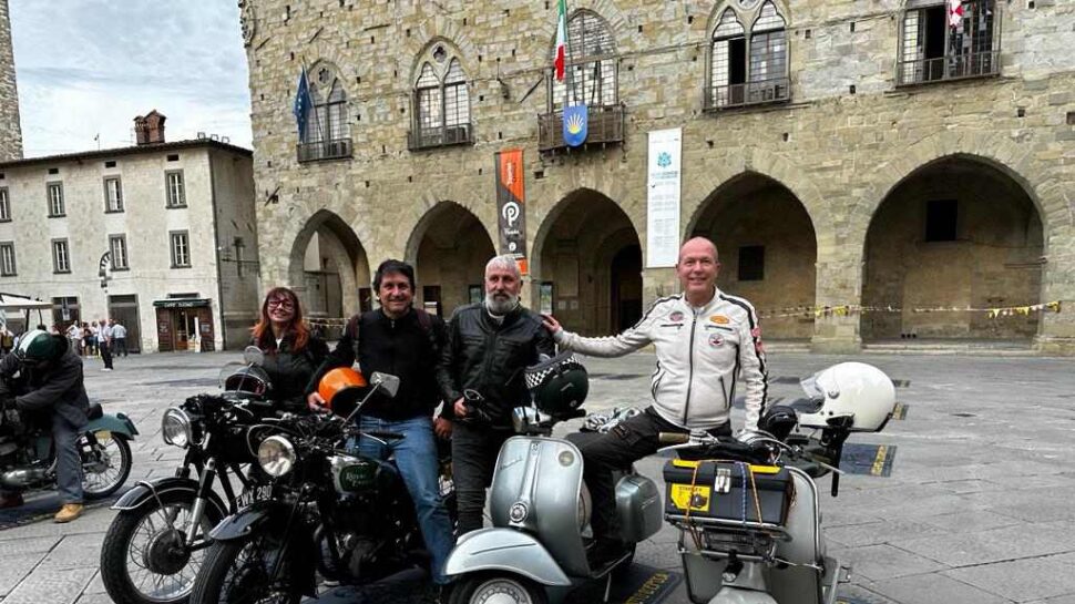 Brescia-Napoli in moto d’epoca, il ds Mesti trascina i suoi alla vittoria di tappa grazie a un capolavoro tecnico-tattico