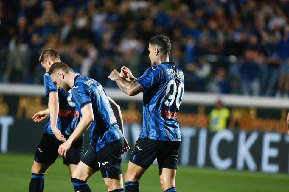 Scamacca è grande (gol e assist a Ederson), ma l’Atalanta si butta via anche col Verona: 2-2