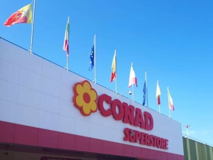 Ieri alla Conad, un uomo alle sue prime spese. Tra i dubbi sul numero di sacchetti, parecchie schifezze e l’amara scoperta che la frutta va pesata