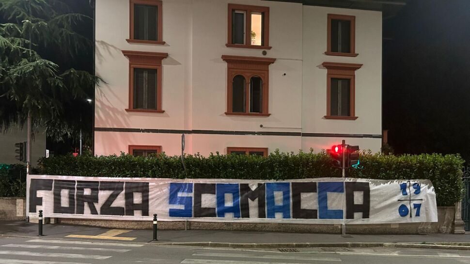 Il grande cuore dei bergamaschi: lo striscione per Scamacca allo stadio