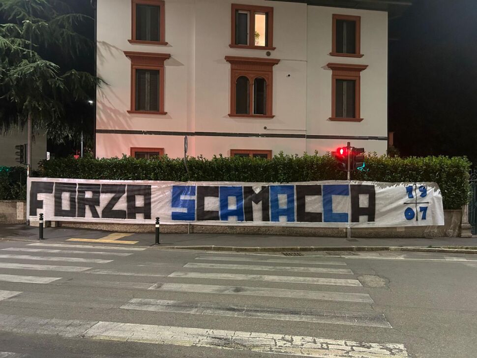 Il grande cuore dei bergamaschi: lo striscione per Scamacca allo stadio