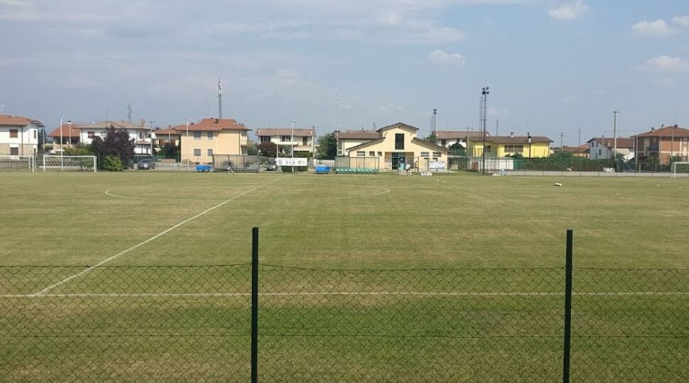 AIB: “Ennesimo atto vandalico a Chignolo: dopo i danni ai banner e la distruzione del gazebo, campo sportivo ricoperto di rifiuti”