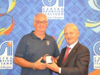 Maurizio Mangili (Città di Alzano) premiato per i 30 anni da arbitro CSI