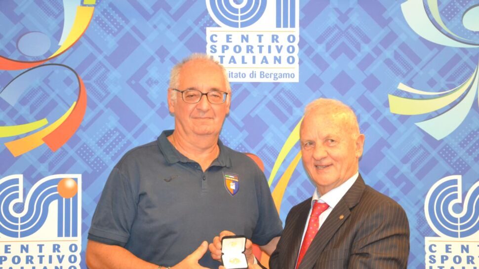 Maurizio Mangili (Città di Alzano) premiato per i 30 anni da arbitro CSI