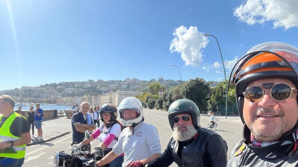 “Dalla porchetta alla mozzarella passando da casa di Sgrò”: Ottone Mesti al traguardo della Brescia-Napoli sulla Vespa del sessantanove