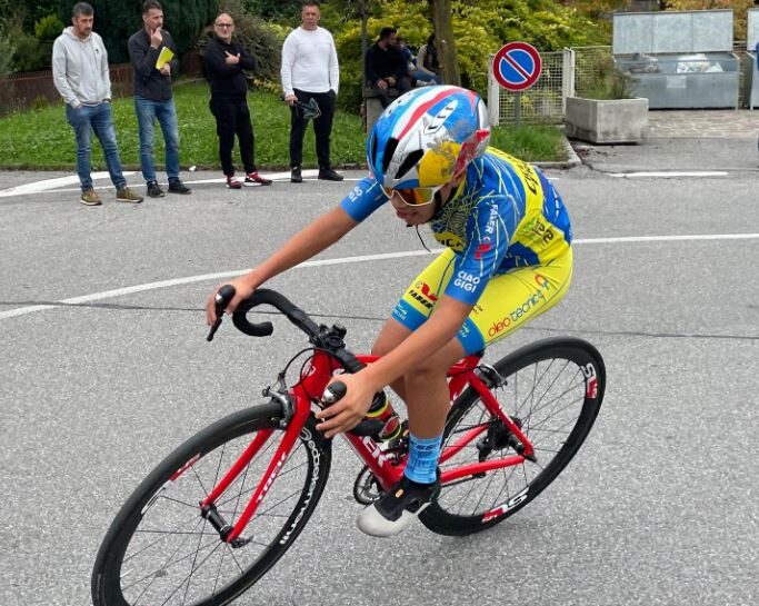 In copertina. Ciclismo, Giovanissimi. La grinta di Erik Gamba, caduto all’ultimo giro dell’ultima corsa dell’anno dopo una stagione da talento assoluto