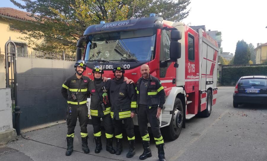 Il recupero del cellulare di Adam sul tetto di casa mia. Quanto sono super i vigili del fuoco di Bergamo