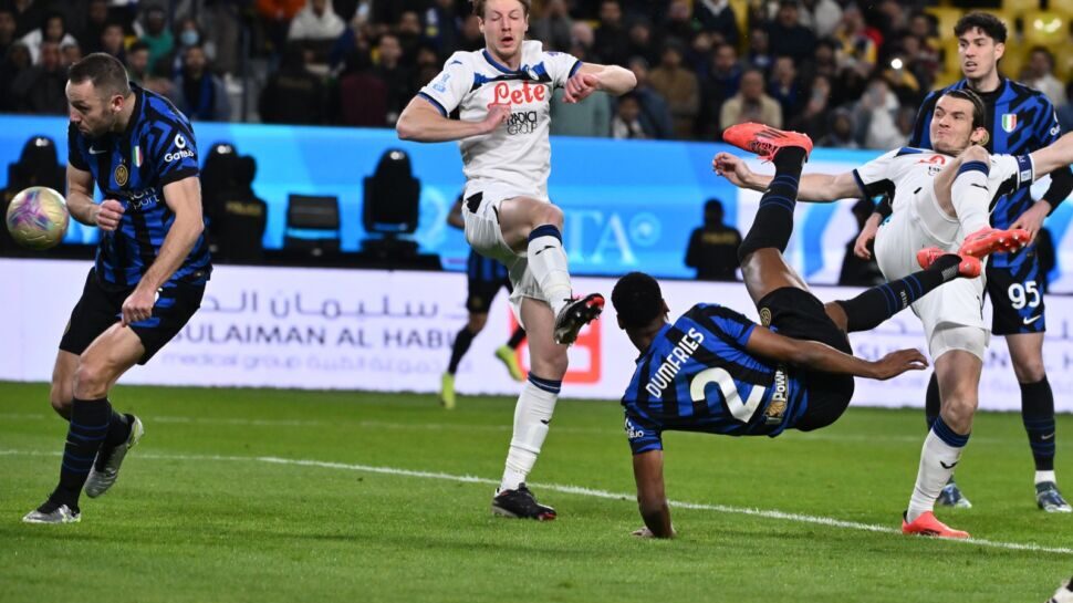 L’ingresso tardivo dei tre big e l’arbitro affossano l’Atalanta: Inter prima finalista di Supercoppa