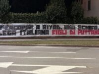 Lo striscione dei tifosi davanti allo stadio: “No alla Supercoppa d’Arabia”