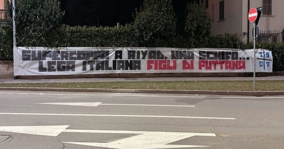 Lo striscione dei tifosi davanti allo stadio: “No alla Supercoppa d’Arabia”