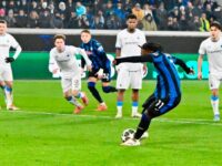 Lookman entra tardi e sbaglia pure un rigore: l’Atalanta esce male dalla Champions, ora non resta che lo scudetto