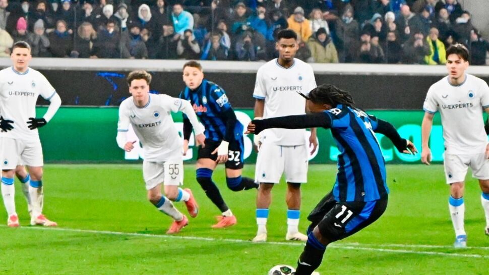 Lookman entra tardi e sbaglia pure un rigore: l’Atalanta esce male dalla Champions, ora non resta che lo scudetto