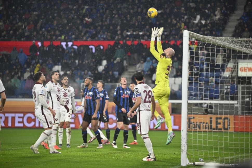 Retegui sbaglia il rigore, i sogni scudetto dell’Atalanta s’infrangono contro il Torino